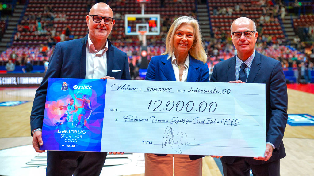 IL PRESIDENTE LBA UMBERTO GANDINI CONSEGNA A DARIA BRAGA (DIRETTORE FONDAZIONE LAUREUS ETS) L’ASSEGNO PER IL RICAVATO DALLA VENDITA DI MEMORABILIA SU SUBITO