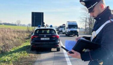Investita e uccisa a 55 anni da un furgone mentre porta a spasso il cane
