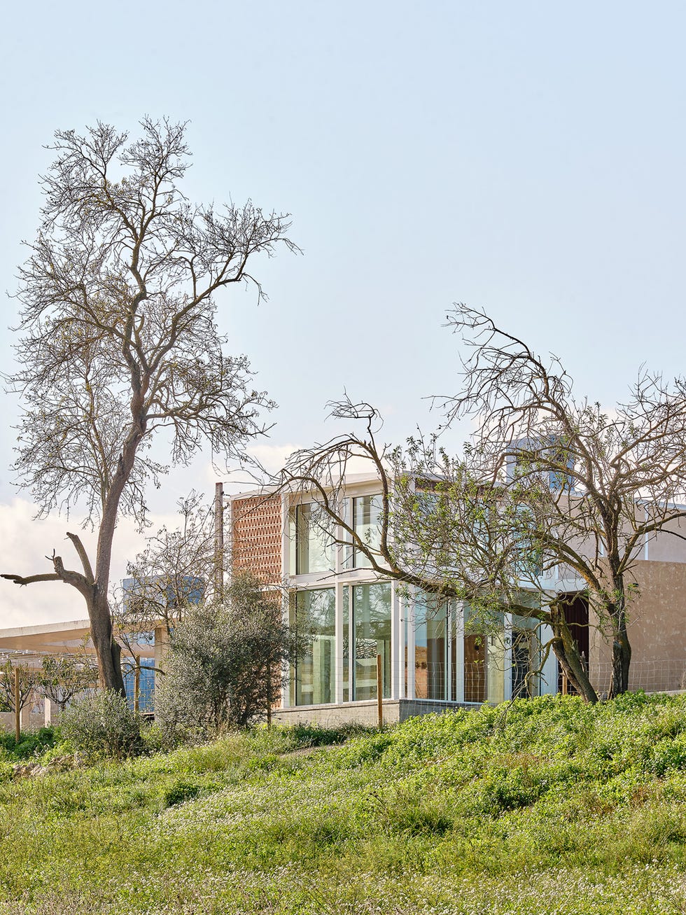 casa moderna con patios y estancias abiertas de twobo arquitectura