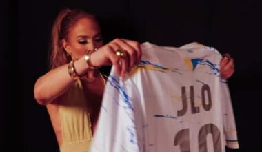Jennifer Lopez con la maglia della Carrarese numero 10