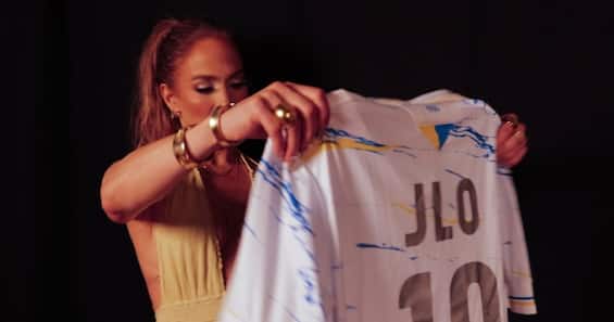 Jennifer Lopez con la maglia della Carrarese numero 10