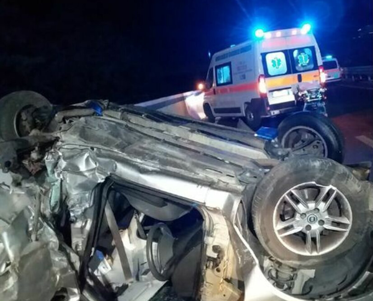 L'auto dopo l'incidente e i soccorsi sul posto-2