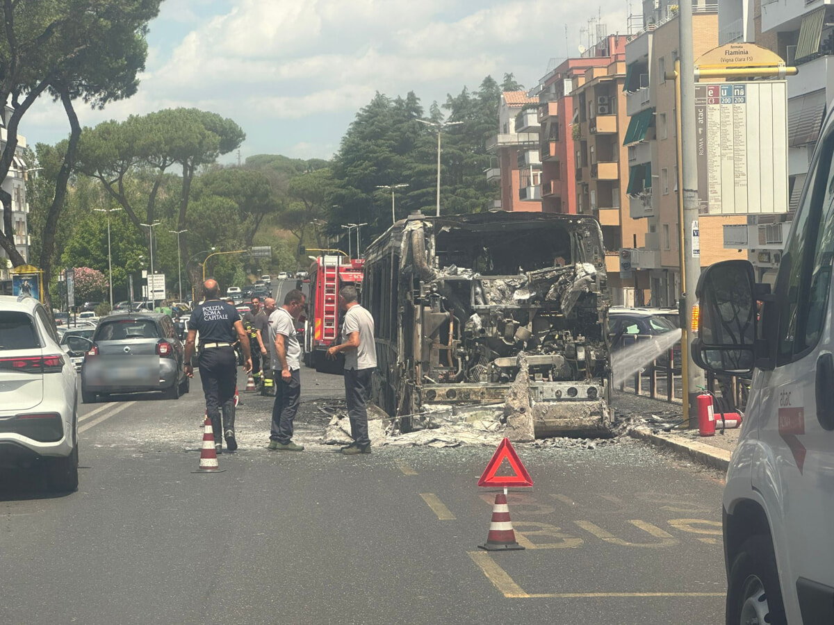 L'autobus Citelis distrutto dalle fiamme - Foto Mechelli/RomaToday