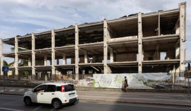 La caduta del ’braccio’ di Blu. Demolito il murales alle Casaralta