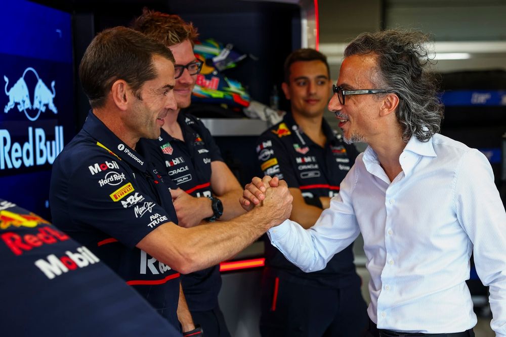 Laurent Mekies, Red Bull Racing Team Principal, familiarizza con alcuni membri del team