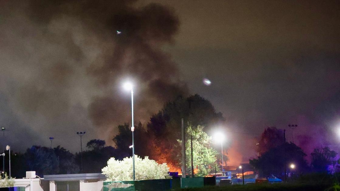 Firenze, incendio in un deposito a Quaracchi: a fuoco auto, baracche e camion