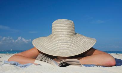 Oltre 300 libri da leggere per l’estate 2025: le novità consigliate