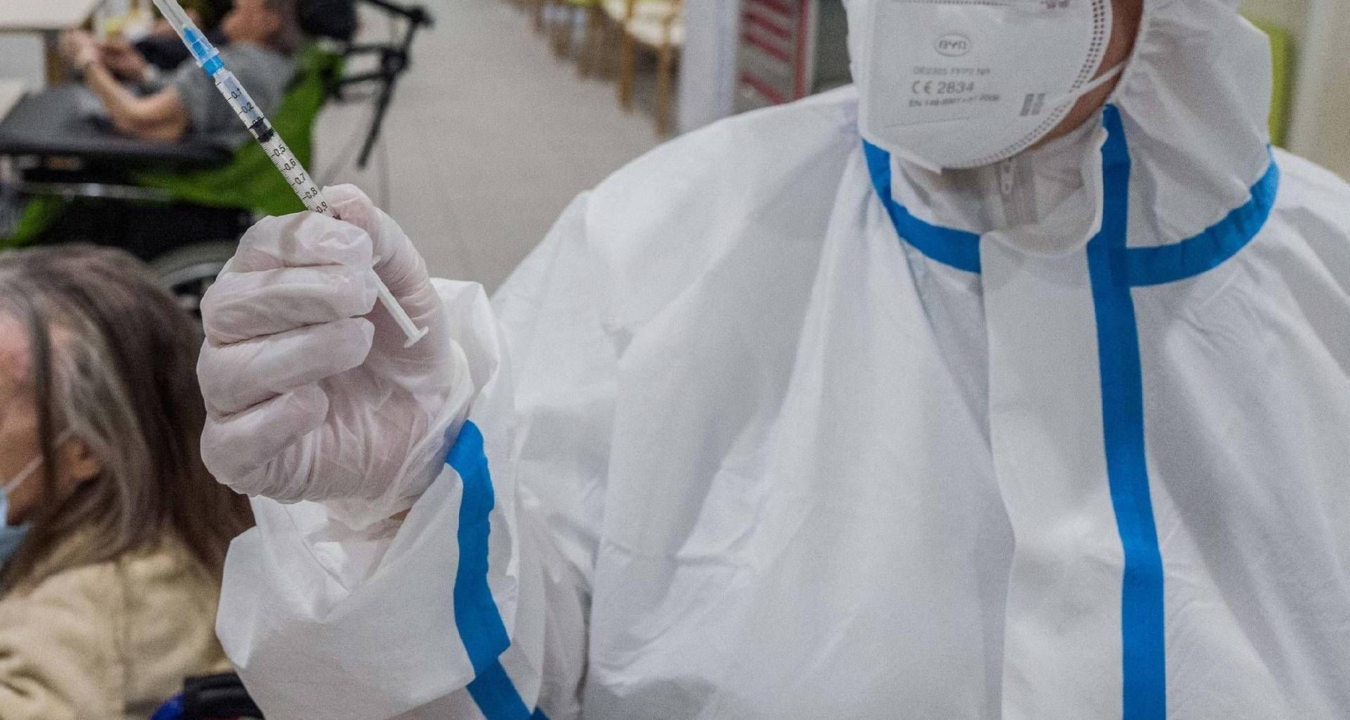 Covid, quante morti hanno evitato i vaccini? I numeri dello studio