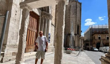 "Segni massonici". I frati fanno rimuovere la scultura in piazza