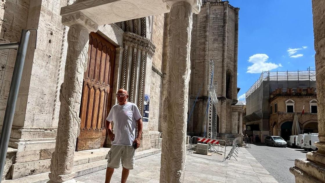 "Segni massonici". I frati fanno rimuovere la scultura in piazza