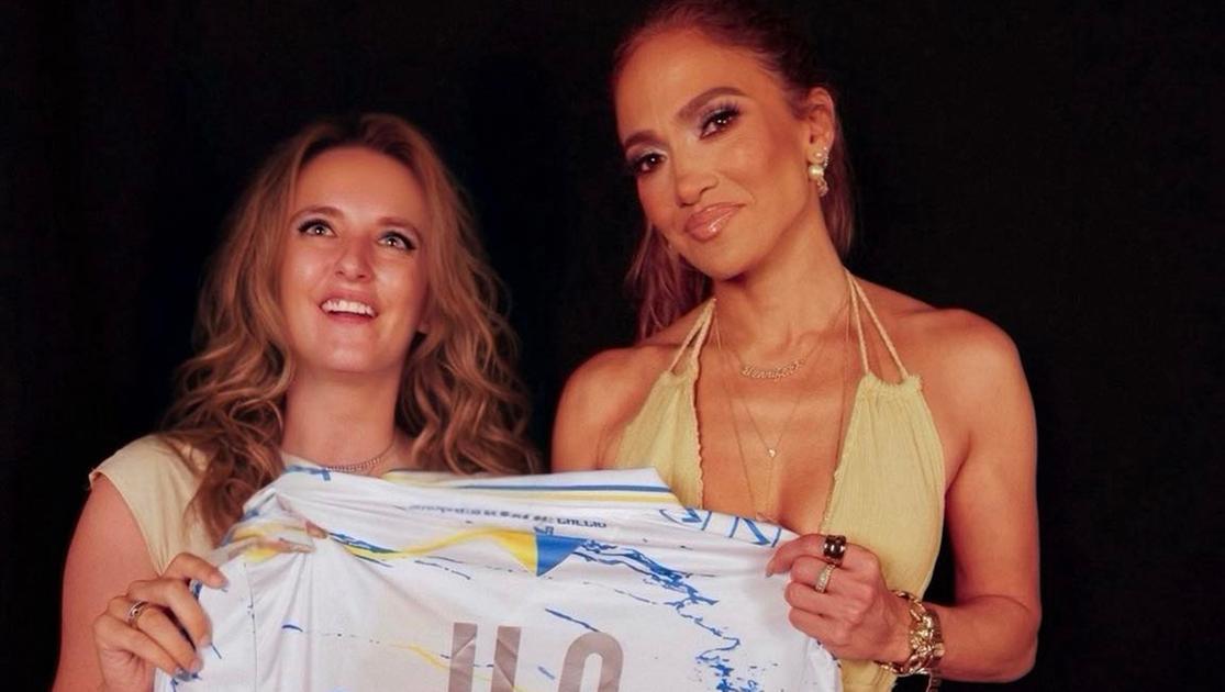 Jennifer Lopez, ‘numero 10’. La maglia della Carrarese in dono alla star