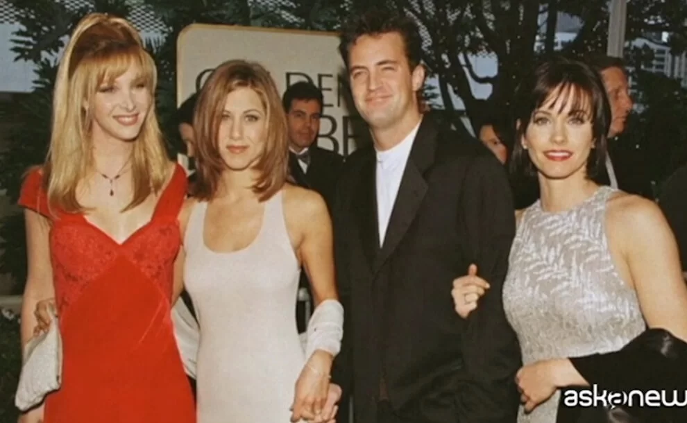 Le star di “Friends” ricordano Matthew Perry: «Devastati, eravamo una famiglia»