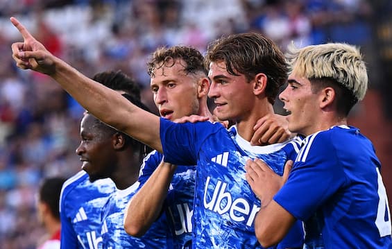 Como-Ajax 3-0, gol e highlights: segnano Paz, Baturina e Douvikas