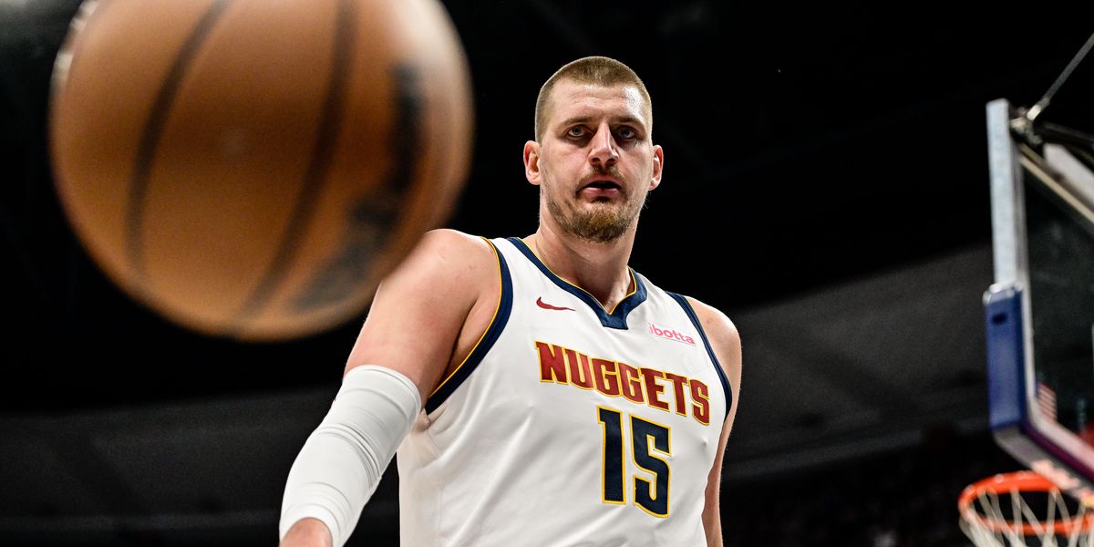 la sua biografia parla di birre, cavalli e basket