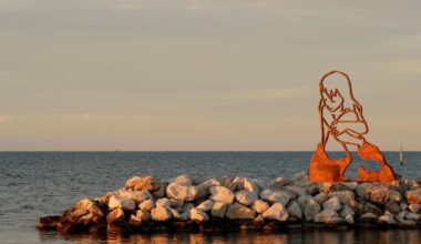 La sirena-bambina alta sei metri è arrivata al porto di Milano Marittima