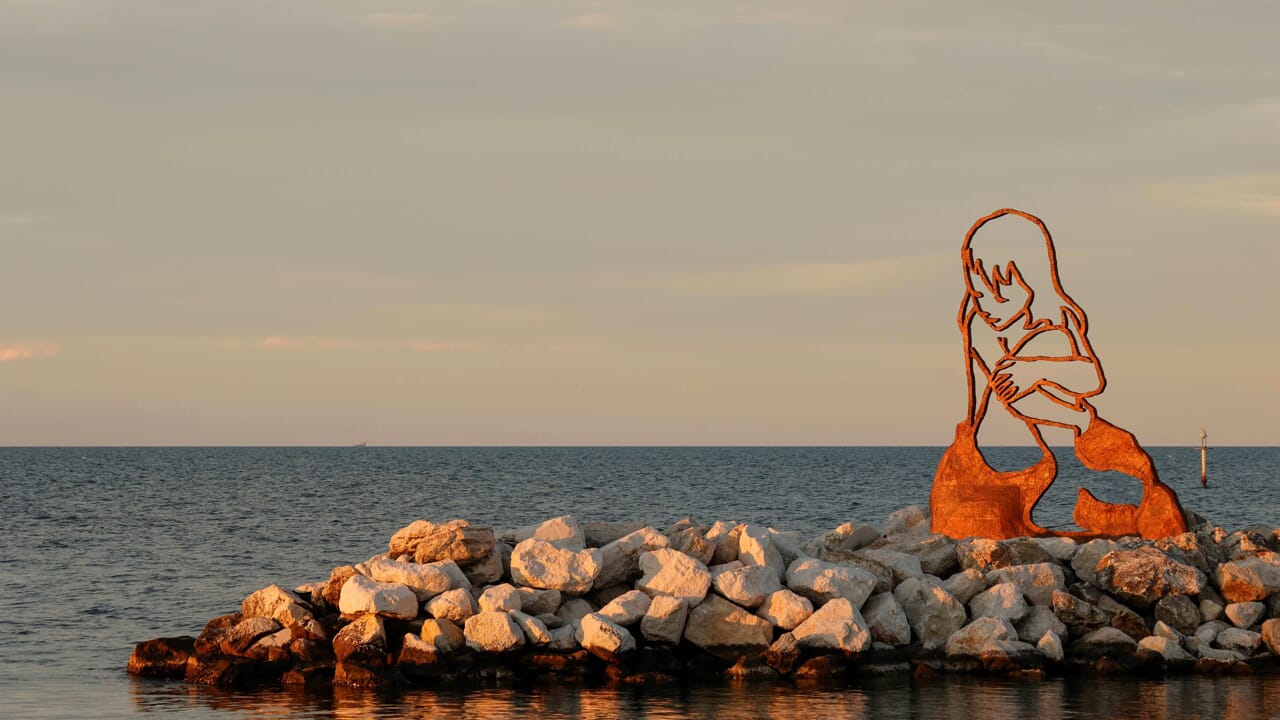 La sirena-bambina alta sei metri è arrivata al porto di Milano Marittima
