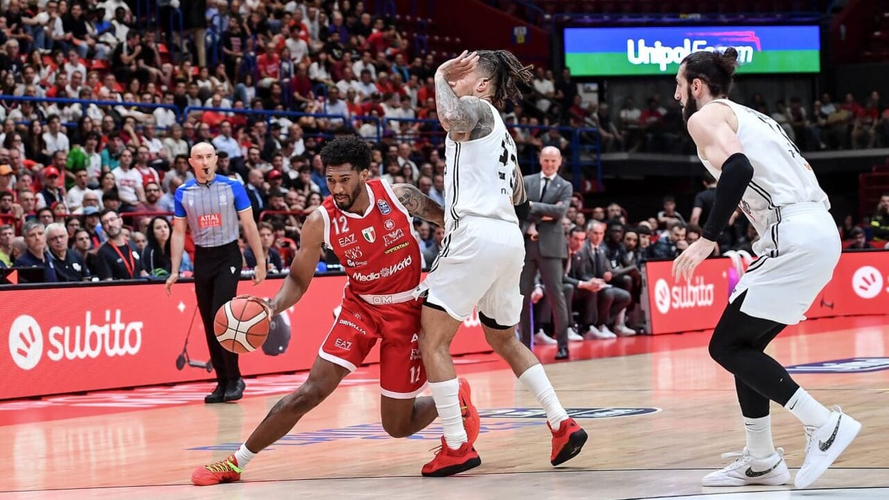 Senza Clyburn e Polonara la Virtus sbanca la tana dell'Olimpia Milano e porta la serie sul 2-1