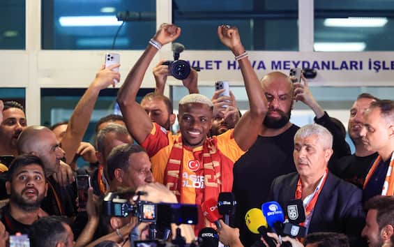 Osimhen al Galatasaray, l'accoglienza dei tifosi a Istanbul