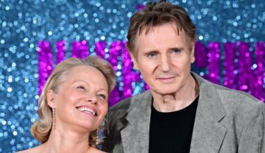 Pamela Anderson conquista Liam Neeson: “Sono pazzo di lei”, poi il bacio