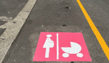 Era ora: a Milano arrivano gli “stalli rosa”, parcheggi dedicati a donne incinte e genitori con bimbi piccoli