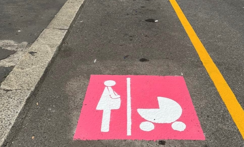 Era ora: a Milano arrivano gli “stalli rosa”, parcheggi dedicati a donne incinte e genitori con bimbi piccoli