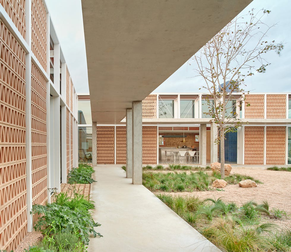 casa moderna con patios y estancias abiertas de twobo arquitectura