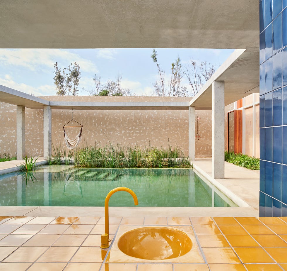 casa moderna con patios y estancias abiertas de twobo arquitectura