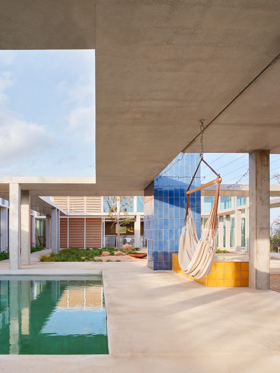 casa moderna con patios y estancias abiertas de twobo arquitectura