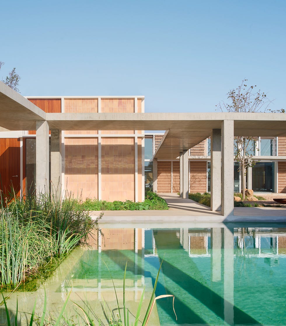 casa moderna con patios y estancias abiertas de twobo arquitectura