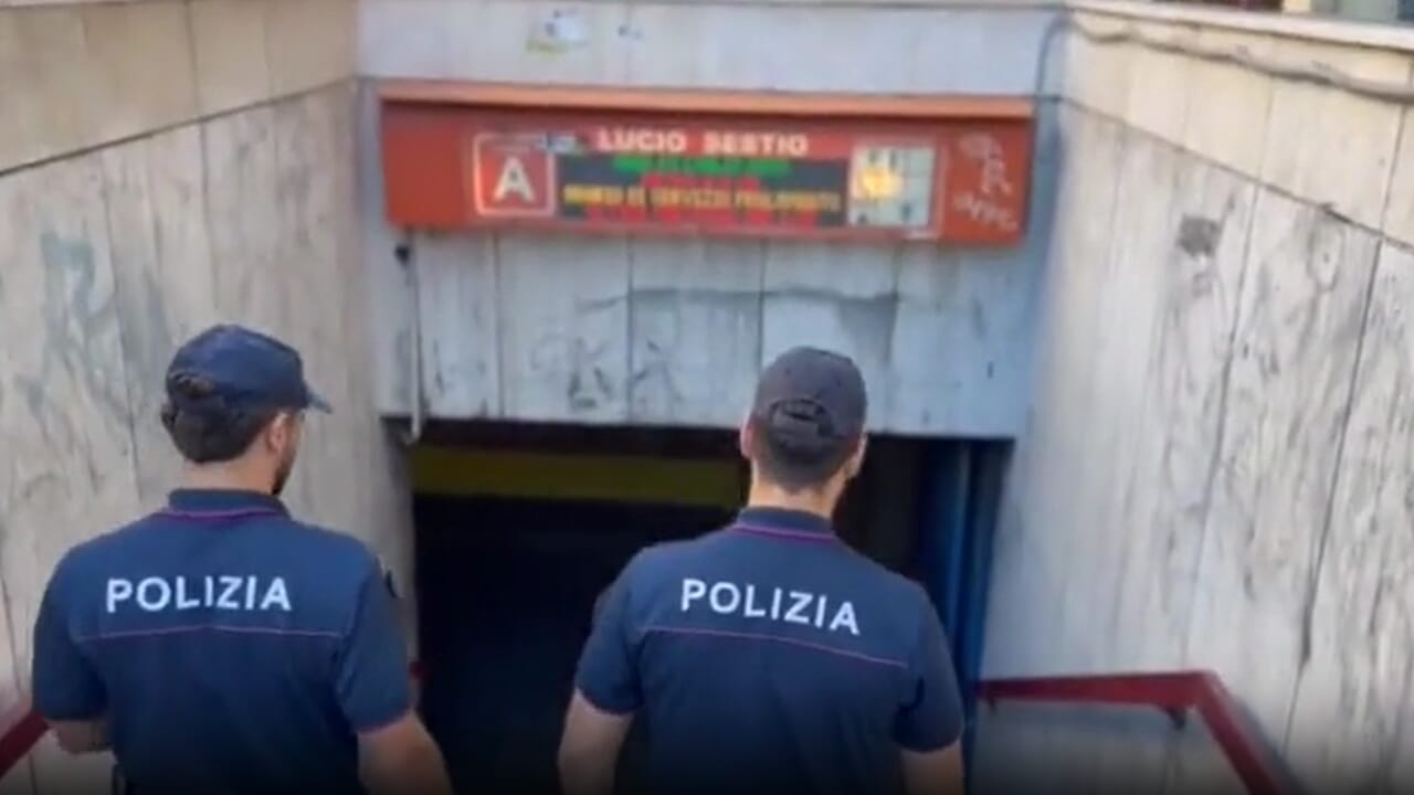 accoltellato al torace davanti alla metro da una gang di latinos, quattro arresti