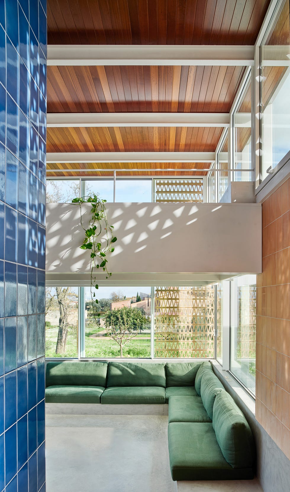 casa moderna con patios y estancias abiertas de twobo arquitectura