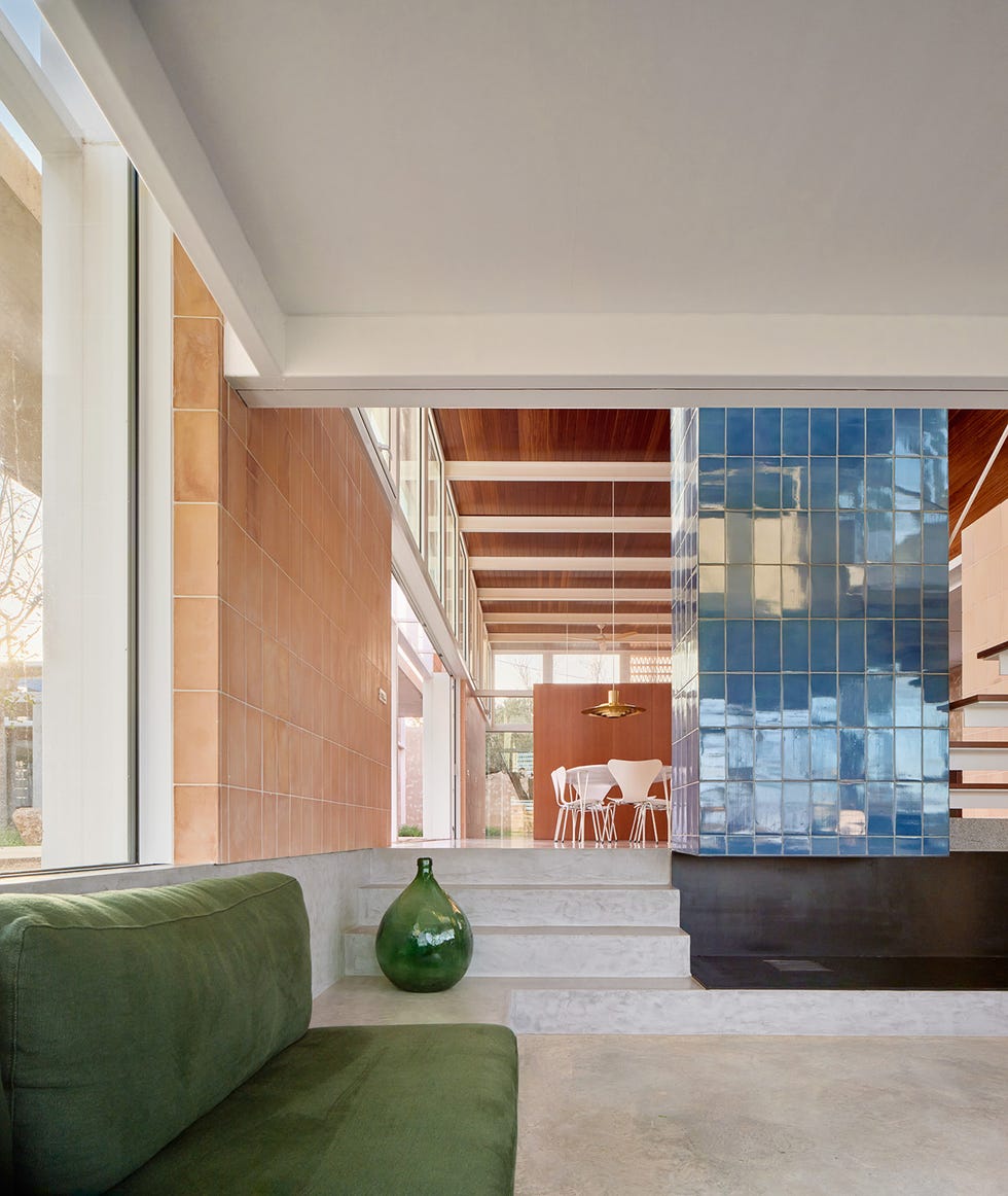 casa moderna con patios y estancias abiertas de twobo arquitectura