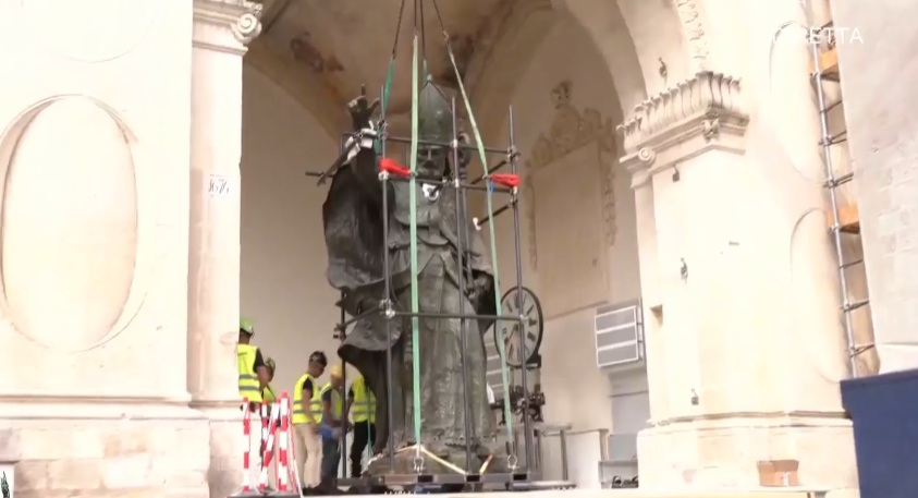 Dopo 6 anni, la statua originale di Sant’Oronzo è tornata in piazza - Telerama News