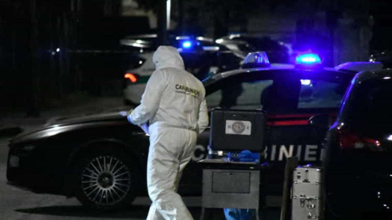 Spari contro un palazzo ad Acilia, ferita una turista 19enne affacciata al balcone