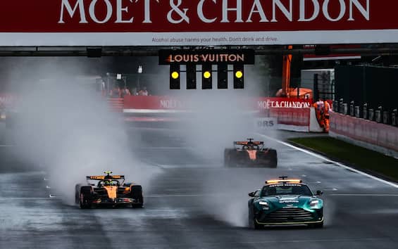 F1, pioggia, gomme e visibilità: cosa è successo a Spa e perché rinviare il via è stato giusto