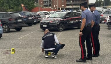 il ferito portato via dagli amici