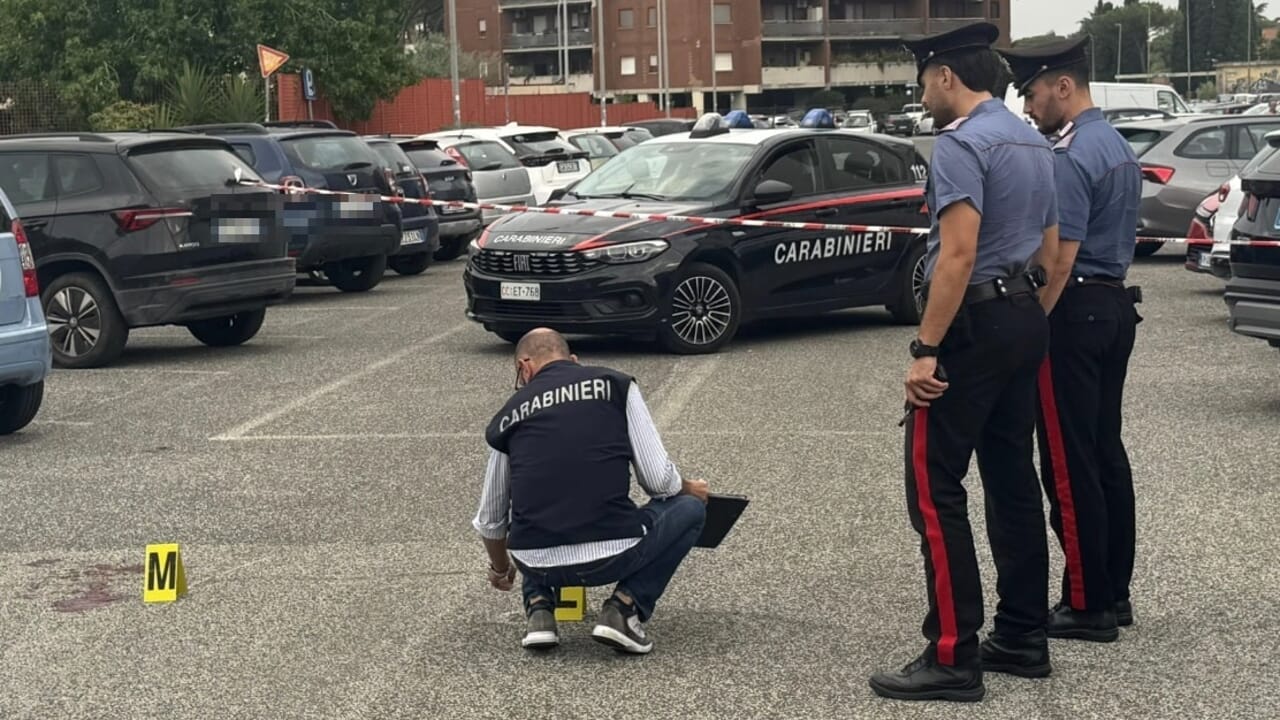 il ferito portato via dagli amici