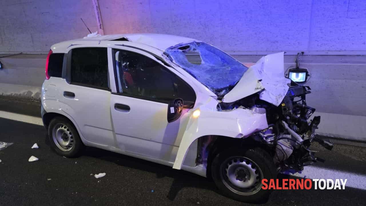 Incidente fatale sull'A2 del Mediterraneo, auto contro camion: morto un 40enne