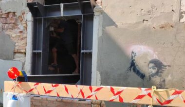 Il "Bambino migrante" di Banksy viene rimosso per essere restaurato