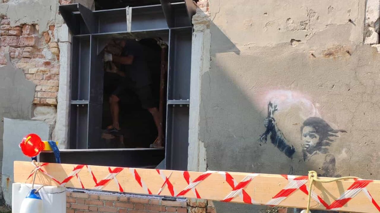 Il "Bambino migrante" di Banksy viene rimosso per essere restaurato
