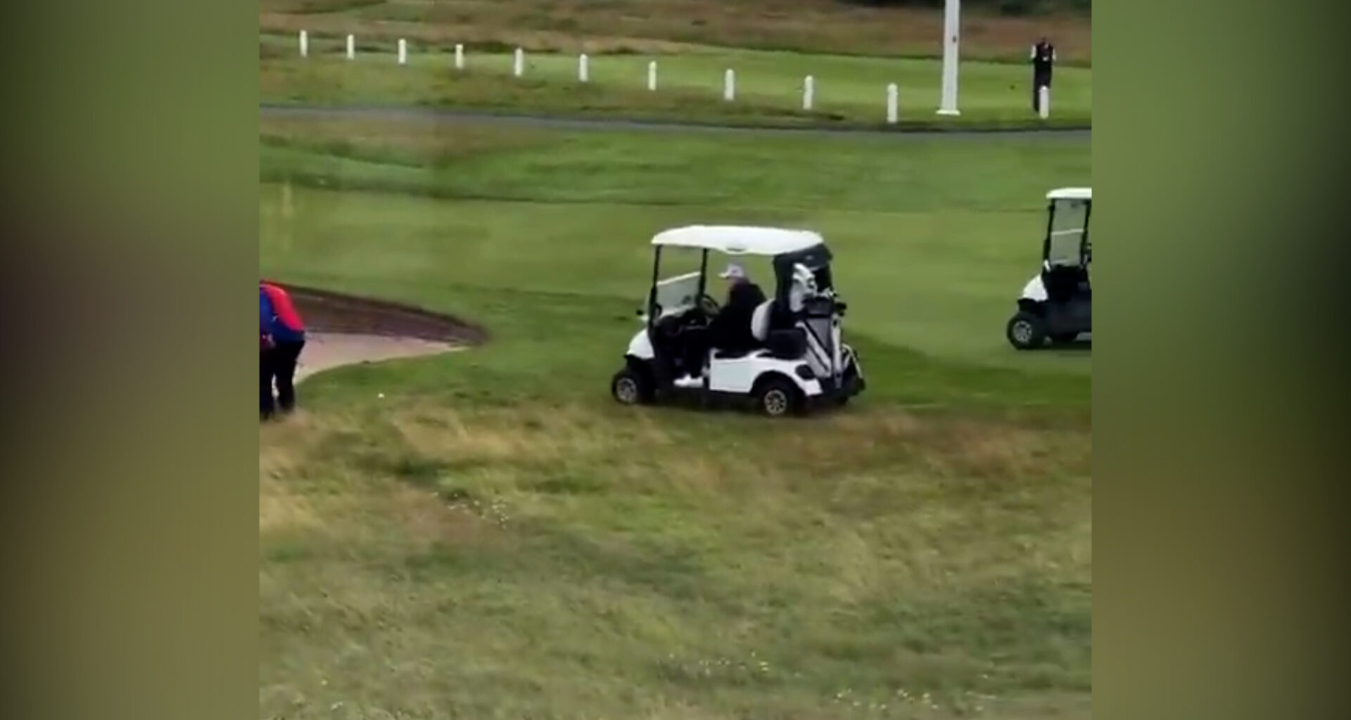 Donald Trump bara a golf? Così il caddie lascia cadere una pallina: il video virale