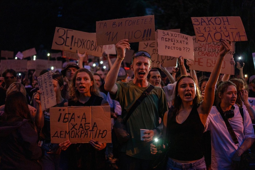 Zelensky firma la legge che smantella l’agenzia anticorruzione dell’Ucraina