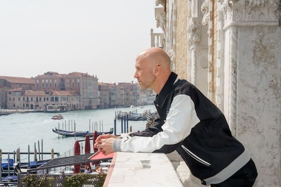 Wayne McGregor: “Gli artisti trovano oggetti di confine per parlare diretti all’anima”