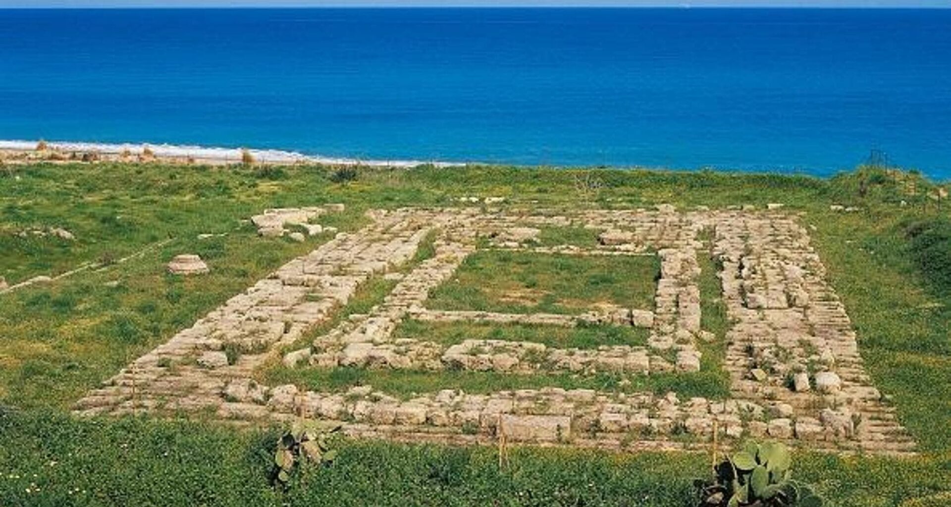 Partorisce da sola in spiaggia vicino a Locri e rinuncia alla bimba