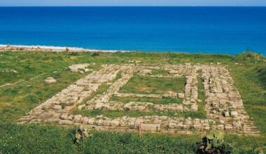 Partorisce da sola in spiaggia vicino a Locri e rinuncia alla bimba