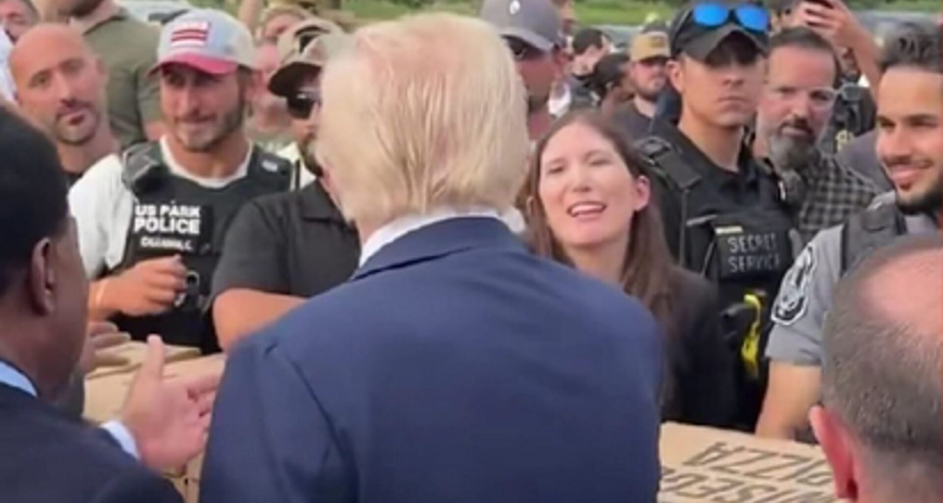 Pizza e hamburger: le ronde di Trump con la polizia si limitano alla consegna di cibo