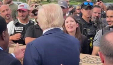 Pizza e hamburger: le ronde di Trump con la polizia si limitano alla consegna di cibo