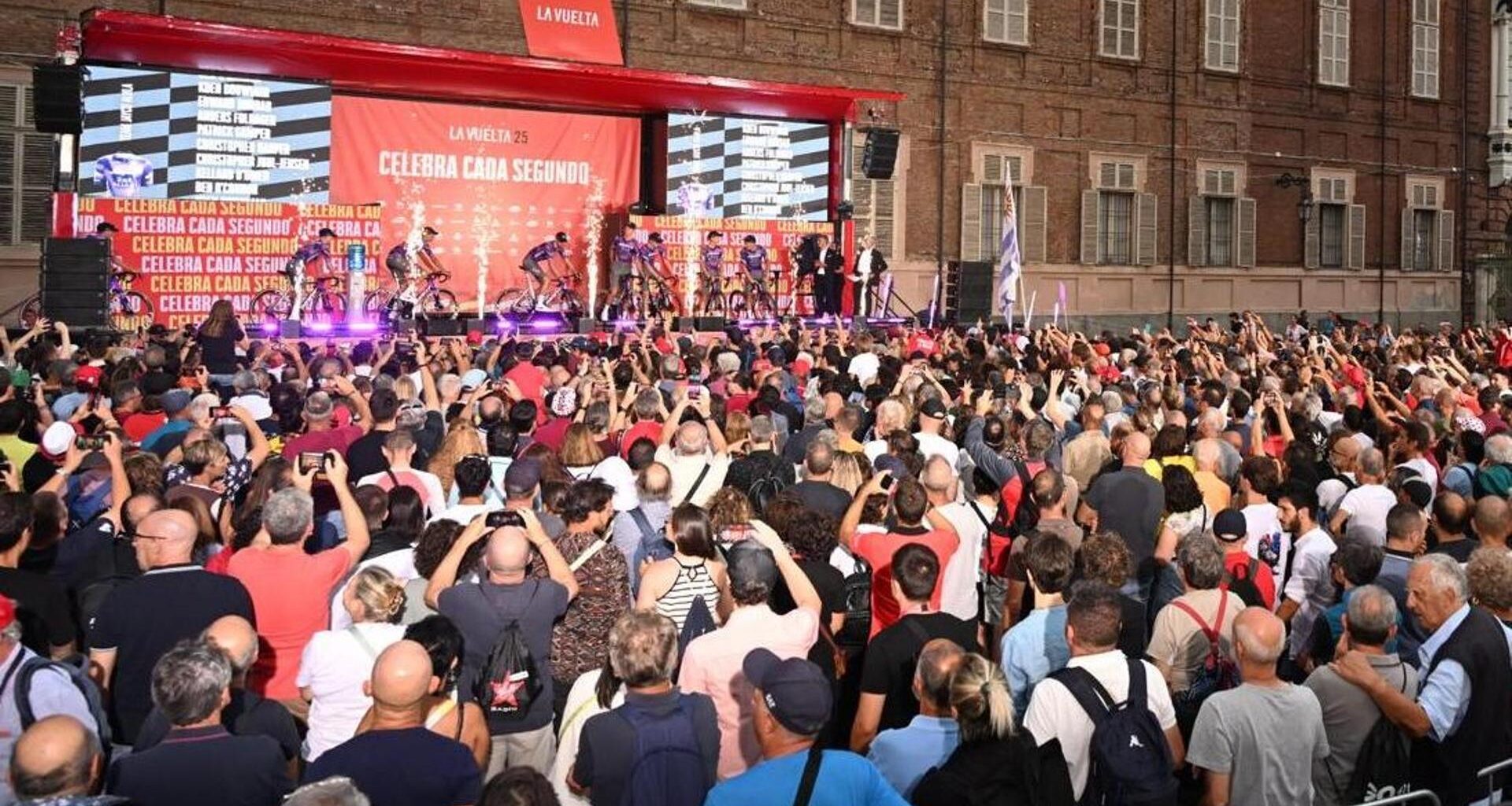 Spinning, musica live e parata dei campioni: la festa della Vuelta scende in piazza - La Stampa
