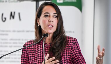 Caos commissione vaccini, Ronzulli: “Basta legittimare i No Vax”
