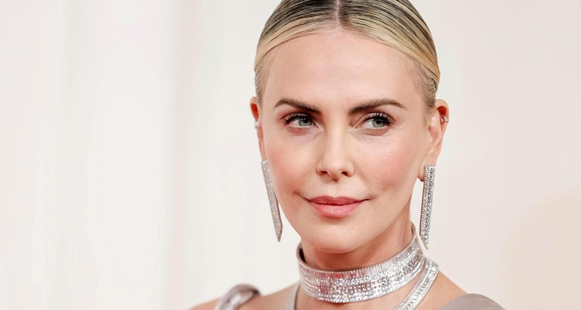 Charlize Theron, 50 anni da star. Dalla tragedia familiare al sesso felice